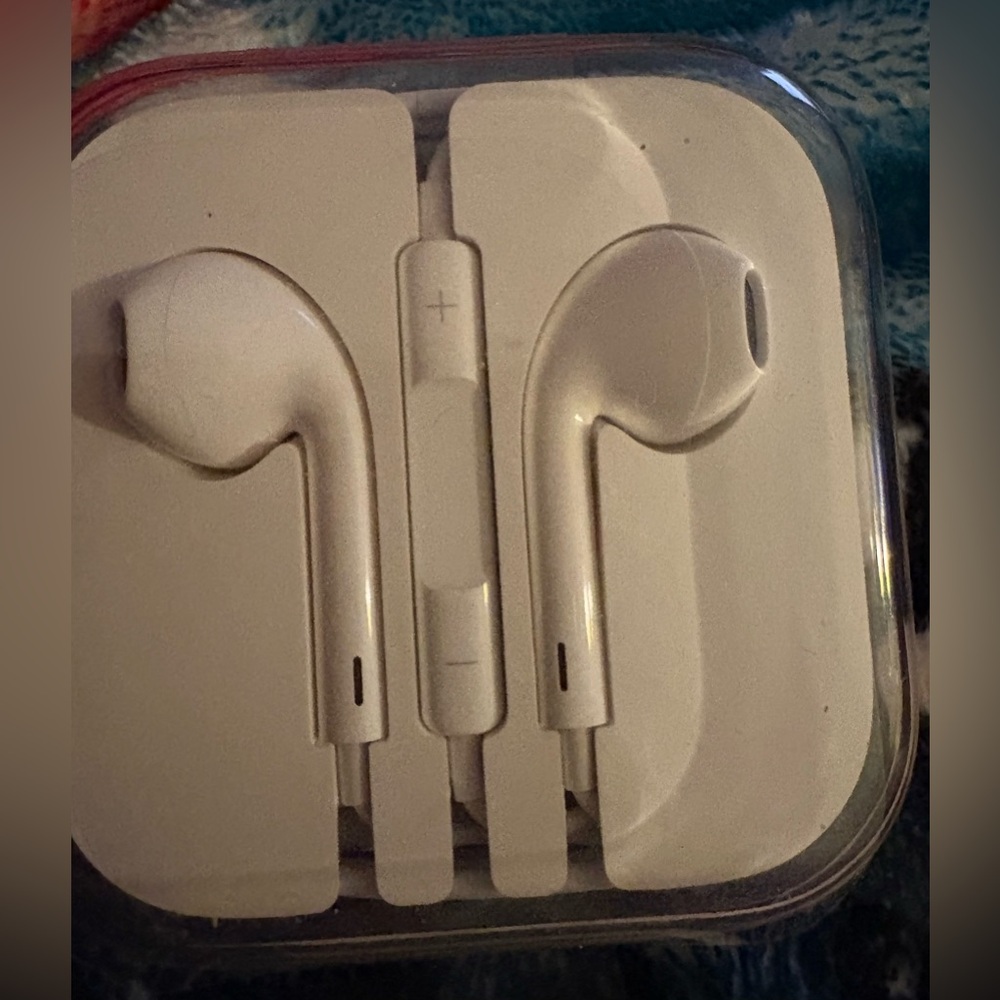 Apple new  Wired Earbuds with Inline Volume Remote iPhone 14 or less series